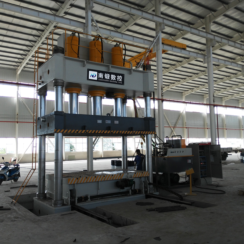 800噸三缸三梁四柱壓力機(jī)帶移動工作臺液壓機(jī)壓汽車配件油壓機(jī)